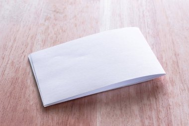 Boş portre mock-up kağıt. Broşür dergi izole kahverengi ahşap masa, değiştirilebilir arka plan / beyaz kağıt ağaç izole