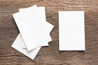 Boş portre mock-up kağıt. Broşür dergi izole kahverengi ahşap masa, değiştirilebilir arka plan / beyaz kağıt ağaç izole