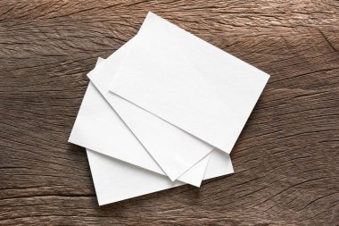 Boş portre mock-up kağıt. Broşür dergi izole kahverengi ahşap masa, değiştirilebilir arka plan / beyaz kağıt ağaç izole