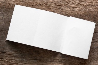 Boş portre mock-up kağıt. Broşür dergi izole kahverengi ahşap masa, değiştirilebilir arka plan / beyaz kağıt ağaç izole