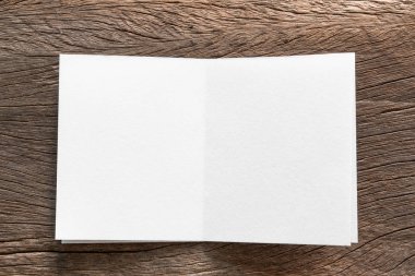 Boş portre mock-up kağıt. Broşür dergi izole kahverengi ahşap masa, değiştirilebilir arka plan / beyaz kağıt ağaç izole