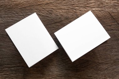 Boş portre mock-up kağıt. Broşür dergi izole kahverengi ahşap masa, değiştirilebilir arka plan / beyaz kağıt ağaç izole