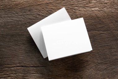 Boş portre mock-up kağıt. Broşür dergi izole kahverengi ahşap masa, değiştirilebilir arka plan / beyaz kağıt ağaç izole
