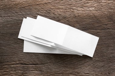 Boş portre mock-up kağıt. Broşür dergi izole kahverengi ahşap masa, değiştirilebilir arka plan / beyaz kağıt ağaç izole