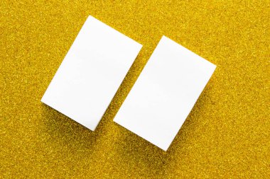 Boş portre mock-up kağıt. sarı zemin üzerinde değiştirilebilir arka plan izole broşür dergi / beyaz kağıt üzerinde sarı Mısır ezmesi izole