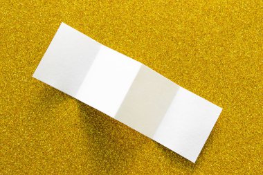 Boş portre mock-up kağıt. sarı zemin üzerinde değiştirilebilir arka plan izole broşür dergi / beyaz kağıt üzerinde sarı Mısır ezmesi izole