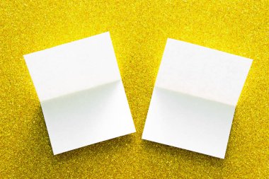 Boş portre mock-up kağıt. sarı zemin üzerinde değiştirilebilir arka plan izole broşür dergi / beyaz kağıt üzerinde sarı Mısır ezmesi izole