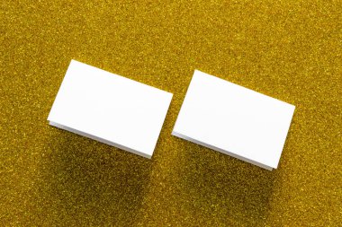 Boş portre mock-up kağıt. sarı zemin üzerinde değiştirilebilir arka plan izole broşür dergi / beyaz kağıt üzerinde sarı Mısır ezmesi izole