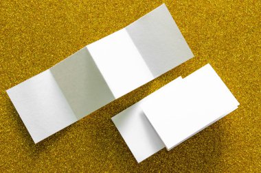 Boş portre mock-up kağıt. sarı zemin üzerinde değiştirilebilir arka plan izole broşür dergi / beyaz kağıt üzerinde sarı Mısır ezmesi izole