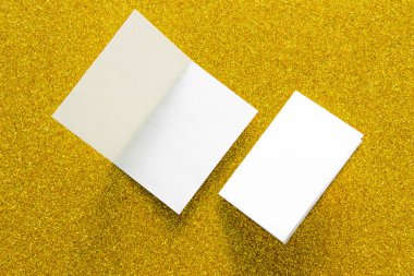 Boş portre mock-up kağıt. sarı zemin üzerinde değiştirilebilir arka plan izole broşür dergi / beyaz kağıt üzerinde sarı Mısır ezmesi izole