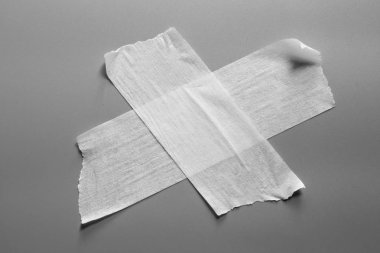 Ve beyaz viski kasetler gri arka plan üzerinde ayarlayın. Yatay ve farklı boyut beyaz yapışkan bant, yapıştırıcı parçaları yırtılmış.