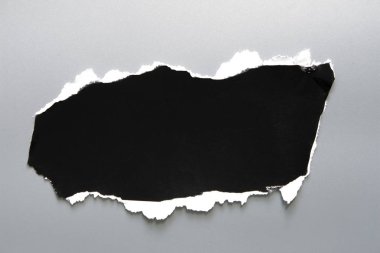 Gri arka plan üzerinde siyah yırtık kağıt. koleksiyon kağıt RIP