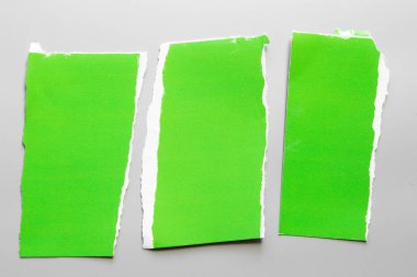 Yeşil gri arka plan üzerinde yırtık doku kağıt oluklu. karton sayfasının arka planı olarak kullanılan RIP .