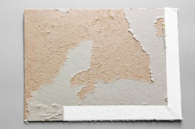 Kahverengi gri arka plan üzerinde yırtık doku kağıt oluklu. karton sayfasının arka planı olarak kullanılan RIP .