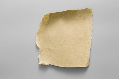 Kahverengi gri arka plan üzerinde yırtık doku kağıt oluklu. karton sayfasının arka planı olarak kullanılan RIP .