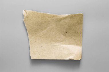 Kahverengi gri arka plan üzerinde yırtık doku kağıt oluklu. karton sayfasının arka planı olarak kullanılan RIP .