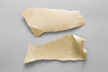 Kahverengi gri arka plan üzerinde yırtık doku kağıt oluklu. karton sayfasının arka planı olarak kullanılan RIP .