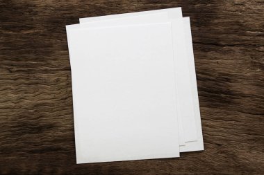 Boş portre mock-up kağıt. Broşür dergi izole kahverengi ahşap masa, değiştirilebilir arka plan / beyaz kağıt ağaç izole