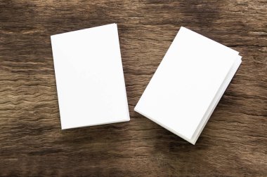 Boş portre mock-up kağıt. Broşür dergi izole kahverengi ahşap masa, değiştirilebilir arka plan / beyaz kağıt ağaç izole