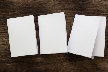 Boş portre mock-up kağıt. Broşür dergi izole kahverengi ahşap masa, değiştirilebilir arka plan / beyaz kağıt ağaç izole