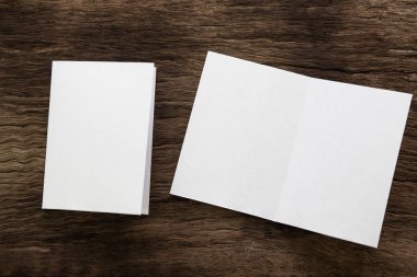 Boş portre mock-up kağıt. Broşür dergi izole kahverengi ahşap masa, değiştirilebilir arka plan / beyaz kağıt ağaç izole