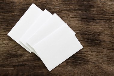 Boş portre mock-up kağıt. Broşür dergi izole kahverengi ahşap masa, değiştirilebilir arka plan / beyaz kağıt ağaç izole