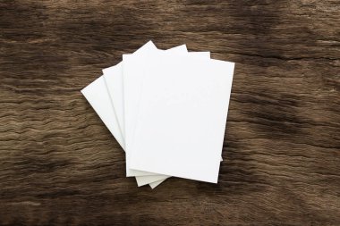 Boş portre mock-up kağıt. Broşür dergi izole kahverengi ahşap masa, değiştirilebilir arka plan / beyaz kağıt ağaç izole