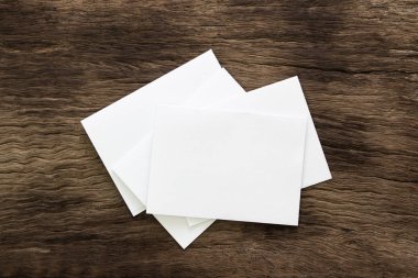 Boş portre mock-up kağıt. Broşür dergi izole kahverengi ahşap masa, değiştirilebilir arka plan / beyaz kağıt ağaç izole