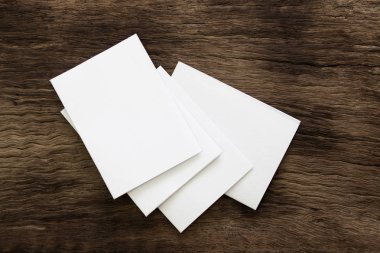 Boş portre mock-up kağıt. Broşür dergi izole kahverengi ahşap masa, değiştirilebilir arka plan / beyaz kağıt ağaç izole