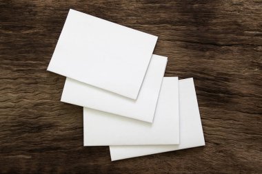 Boş portre mock-up kağıt. Broşür dergi izole kahverengi ahşap masa, değiştirilebilir arka plan / beyaz kağıt ağaç izole