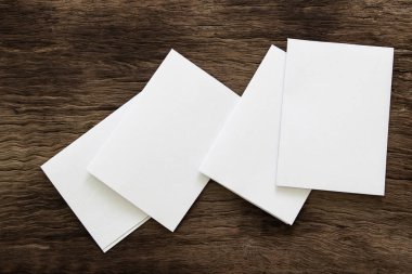 Boş portre mock-up kağıt. Broşür dergi izole kahverengi ahşap masa, değiştirilebilir arka plan / beyaz kağıt ağaç izole