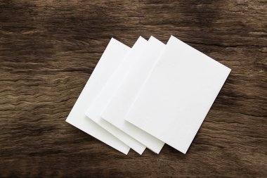 Boş portre mock-up kağıt. Broşür dergi izole kahverengi ahşap masa, değiştirilebilir arka plan / beyaz kağıt ağaç izole