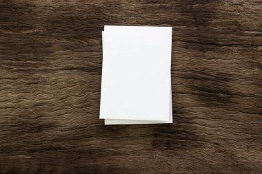 Boş portre mock-up kağıt. Broşür dergi izole kahverengi ahşap masa, değiştirilebilir arka plan / beyaz kağıt ağaç izole