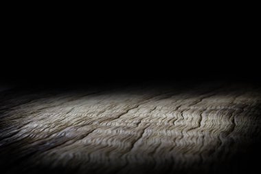 Ahşap masa ve siyah arka plan, boş ahşap zemin uzay platform kitaplığı ürün görüntü için arka plan ile duvar.