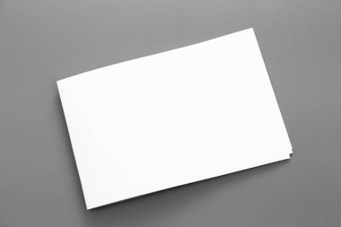 Boş portre mock-up kağıt. gri, değiştirilebilir arka plan izole broşür dergi / beyaz kağıt izole gri üzerine