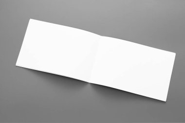 Boş portre mock-up kağıt. gri, değiştirilebilir arka plan izole broşür dergi / beyaz kağıt izole gri üzerine