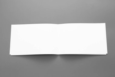 Boş portre mock-up kağıt. gri, değiştirilebilir arka plan izole broşür dergi / beyaz kağıt izole gri üzerine