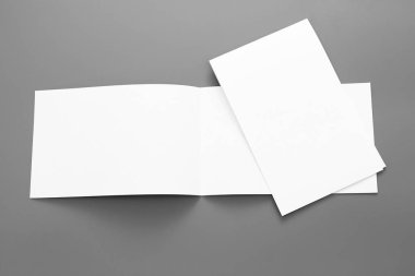 Boş portre mock-up kağıt. gri, değiştirilebilir arka plan izole broşür dergi / beyaz kağıt izole gri üzerine