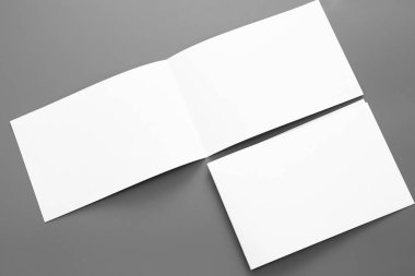 Boş portre mock-up kağıt. gri, değiştirilebilir arka plan izole broşür dergi / beyaz kağıt izole gri üzerine