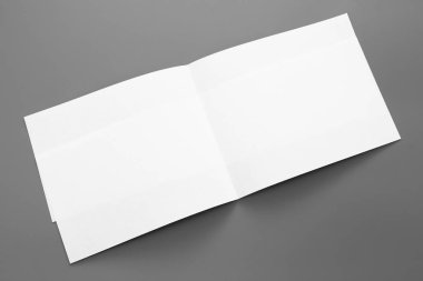 Boş portre mock-up kağıt. gri, değiştirilebilir arka plan izole broşür dergi / beyaz kağıt izole gri üzerine