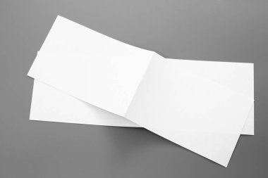 Boş portre mock-up kağıt. gri, değiştirilebilir arka plan izole broşür dergi / beyaz kağıt izole gri üzerine
