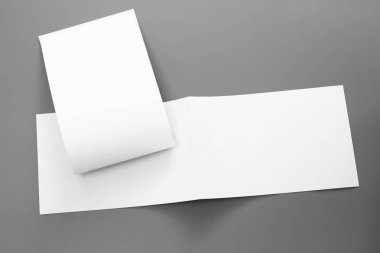 Boş portre mock-up kağıt. gri, değiştirilebilir arka plan izole broşür dergi / beyaz kağıt izole gri üzerine