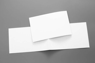 Boş portre mock-up kağıt. gri, değiştirilebilir arka plan izole broşür dergi / beyaz kağıt izole gri üzerine