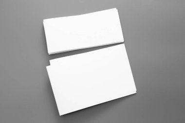 Boş portre mock-up kağıt. gri, değiştirilebilir arka plan izole broşür dergi / beyaz kağıt izole gri üzerine
