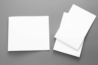 Boş portre mock-up kağıt. gri, değiştirilebilir arka plan izole broşür dergi / beyaz kağıt izole gri üzerine