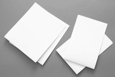 Boş portre mock-up kağıt. gri, değiştirilebilir arka plan izole broşür dergi / beyaz kağıt izole gri üzerine