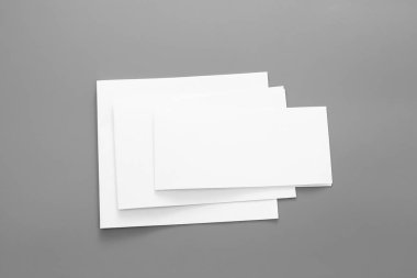 Boş portre mock-up kağıt. gri, değiştirilebilir arka plan izole broşür dergi / beyaz kağıt izole gri üzerine