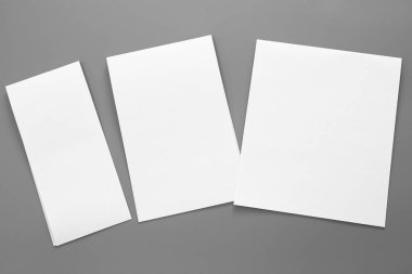 Boş portre mock-up kağıt. gri, değiştirilebilir arka plan izole broşür dergi / beyaz kağıt izole gri üzerine