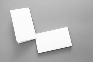 Boş portre mock-up kağıt. gri, değiştirilebilir arka plan izole broşür dergi / beyaz kağıt izole gri üzerine