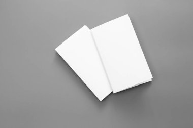 Boş portre mock-up kağıt. gri, değiştirilebilir arka plan izole broşür dergi / beyaz kağıt izole gri üzerine